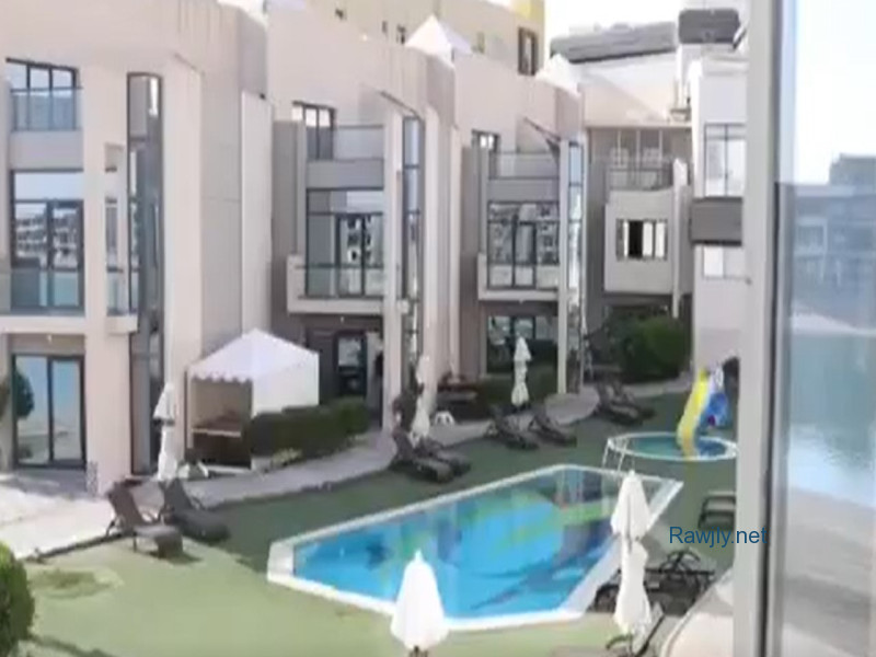 مستغرق بالقيام بالكثير من المهام.. البحث عن عمل و كان علي فقط هذا مع مشاركة الآخرين